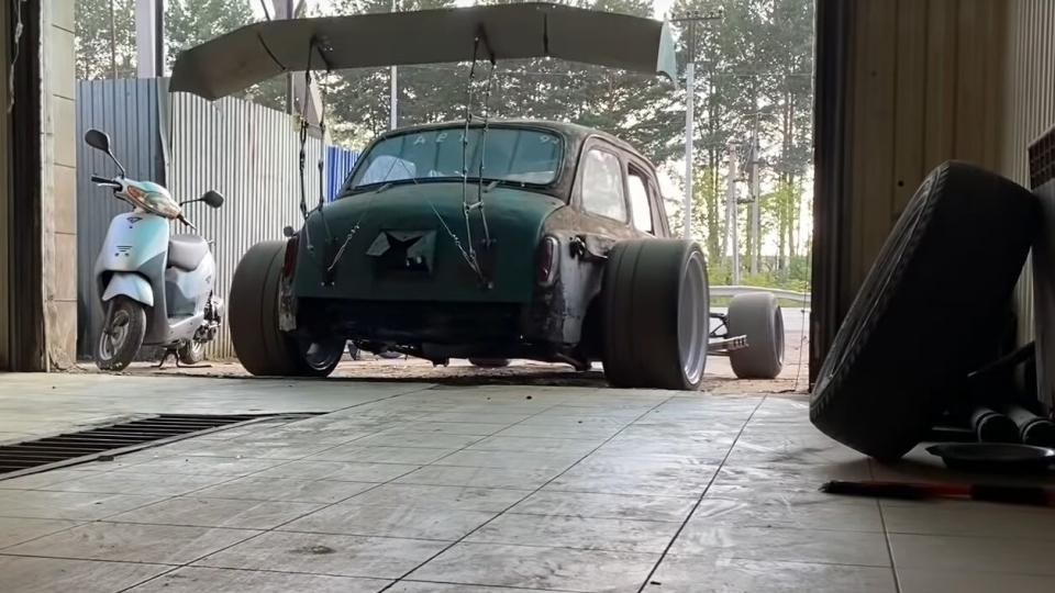 Уникално: "Гърбат" Запорожец е превърнат в хот род с V8 двигател ВИДЕО
