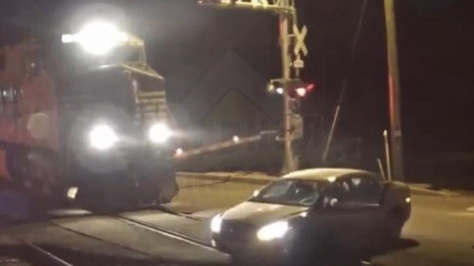 Шофьорка заседна на релсите пред влак, вижте неочаквания край ВИДЕО