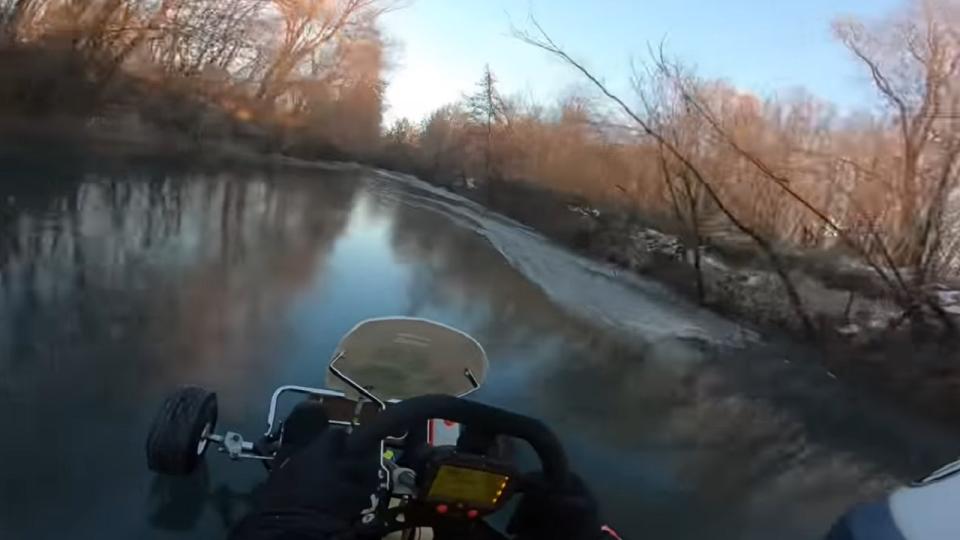 Пилот кара картинг по замръзнала река и ме се случи случка ВИДЕО
