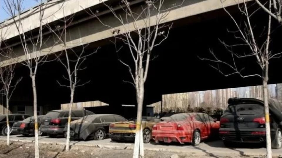 Откриха коли Rolls-Royce, Bentley и Lamborghini, захвърлени под открито небе СНИМКИ