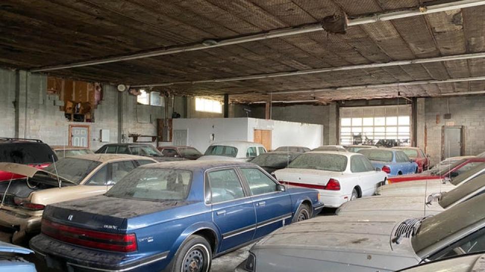 Намериха мистериозен склад, пълен с редки автомобили ВИДЕО