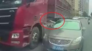 Крадци тръгнаха да точат нафта, тираджия им даде урок за цял живот ВИДЕО