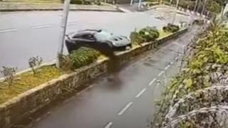 Съботна подборка от зрелищни ВИДЕА: Lotus влетя в стълб и бе разкъсан наполовина, а пътниците...