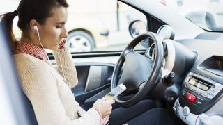 Три вредни навика на жените зад волана, които водят до сериозни катастрофи