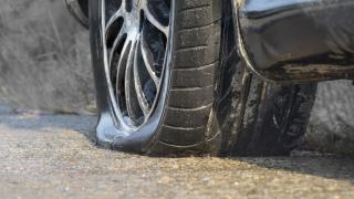 Какво да направим при спукана гума на колата и липса на резервна