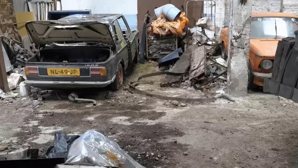 Капсула на времето: Откриха колекция от класически автомобили, 20 г. събирала прах в изоставен склад ВИДЕО