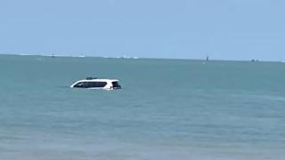 Пълна дивотия: Полицаи потопиха Toyota Land Cruiser ВИДЕО