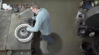 Разкриха тайната как се правят джанти със спици за ретро автомобили ВИДЕО