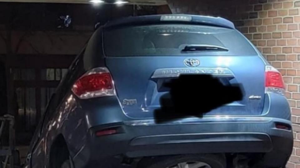 Не е истина: Шофьорка с джип се заклещи на стълбите на полицейски участък СНИМКИ