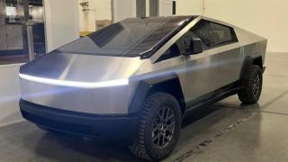 Фотошпиони показаха за първи път салона на очаквания Tesla Cybertruck СНИМКИ