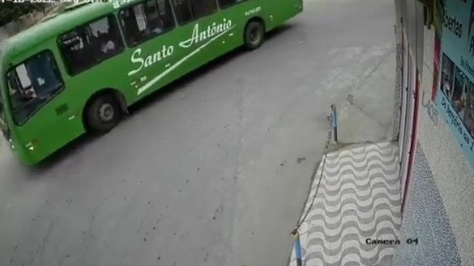 Съботна подборка от зрелищни ВИДЕА: Няма да повярвате какво се случи при този страховит инцидент