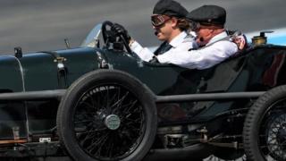 Уникално ВИДЕО: Шампион от Формула 1 форсира 100-г. Aston Martin на пистата