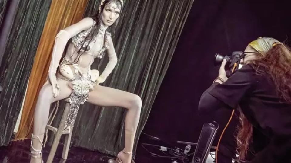 Появиха се първите СНИМКИ 18+ от новия календар на Pirelli