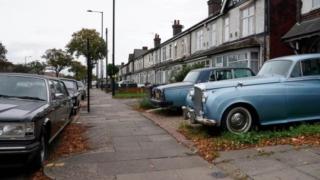 Откриха улица в беден район, пълна с луксозни Rolls-Royce и Bentley СНИМКИ