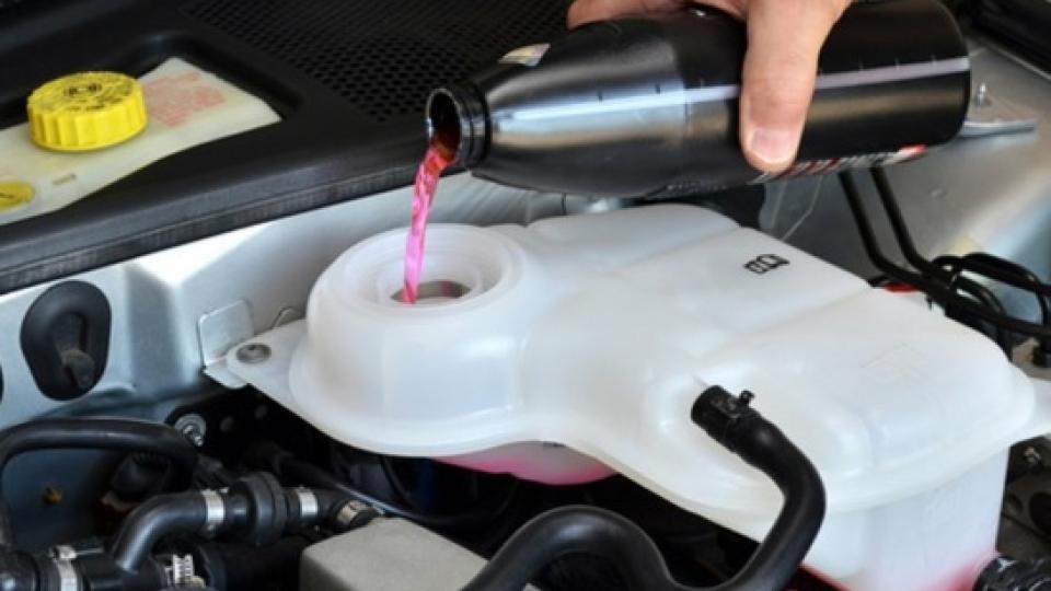 Защо не трябва да избирате антифриза по цвят и какви са последствията