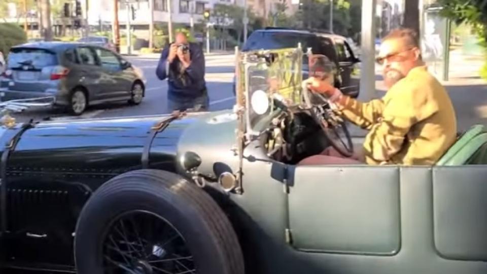 Джейсън Момоа се показа с 90-г. си суперавтомобил Bentley за 10 млн. долара ВИДЕО