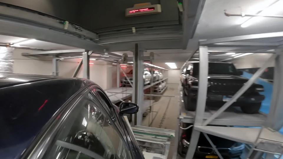 Вижте как работи уникален паркинг за пестене на пространство - трябва ли ни такъв в София? ВИДЕО