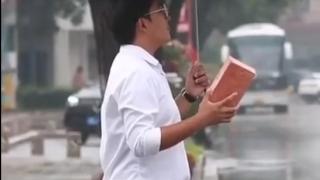 Вижте как любопитно реагират шофьорите, когато им покажат тухла ВИДЕО