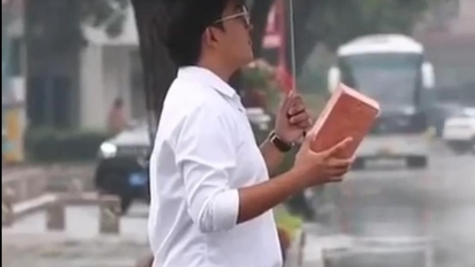 Вижте как любопитно реагират шофьорите, когато им покажат тухла ВИДЕО