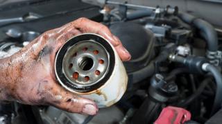 Необходимо ли е да сипете масло в новия филтър на колата преди да го монтирате