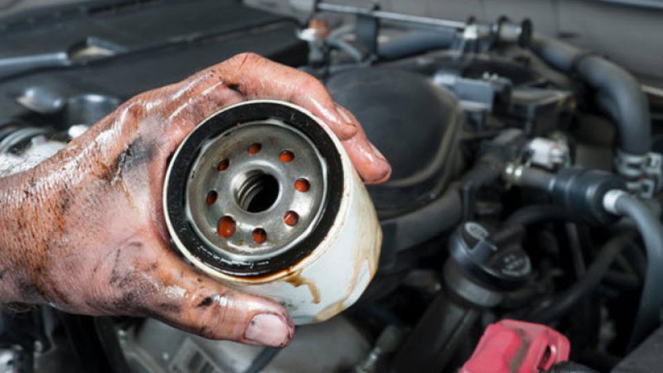 Необходимо ли е да сипете масло в новия филтър на колата преди да го монтирате