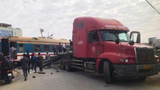 Съботна подборка от зрелищни ВИДЕА: Заснеха как пътнически влак помете камион на жп прелез