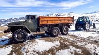 Битка на титани: Урал се дърпа с американски трактор New Holland, кой ще победи? ВИДЕО