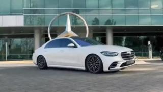 Загадка: Защо този модерен Мерцедес подскача на едно място като луд ВИДЕО