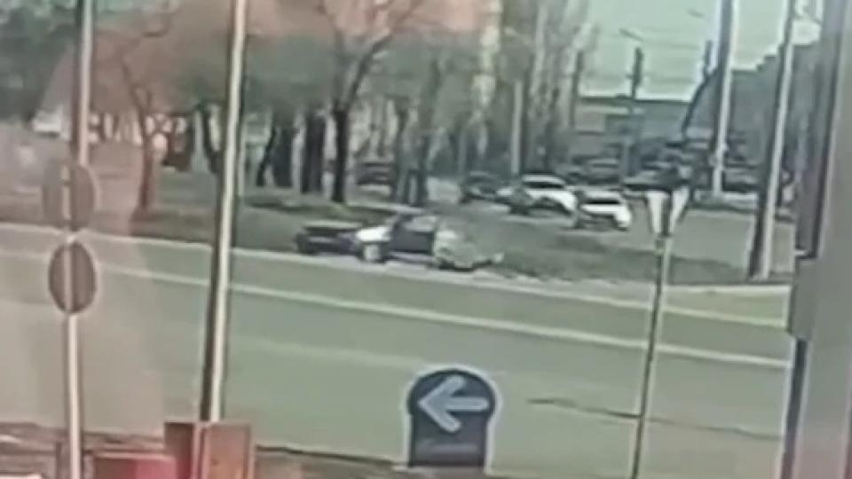 Съботна подборка от зрелищни ВИДЕА: Млада жена изскочи от колата си на шосето, ето каква е причината