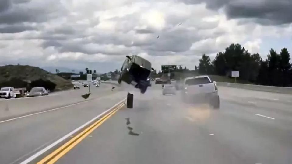 Зрелищно ВИДЕО: Kia Soul излита във въздуха след сблъсък с колело