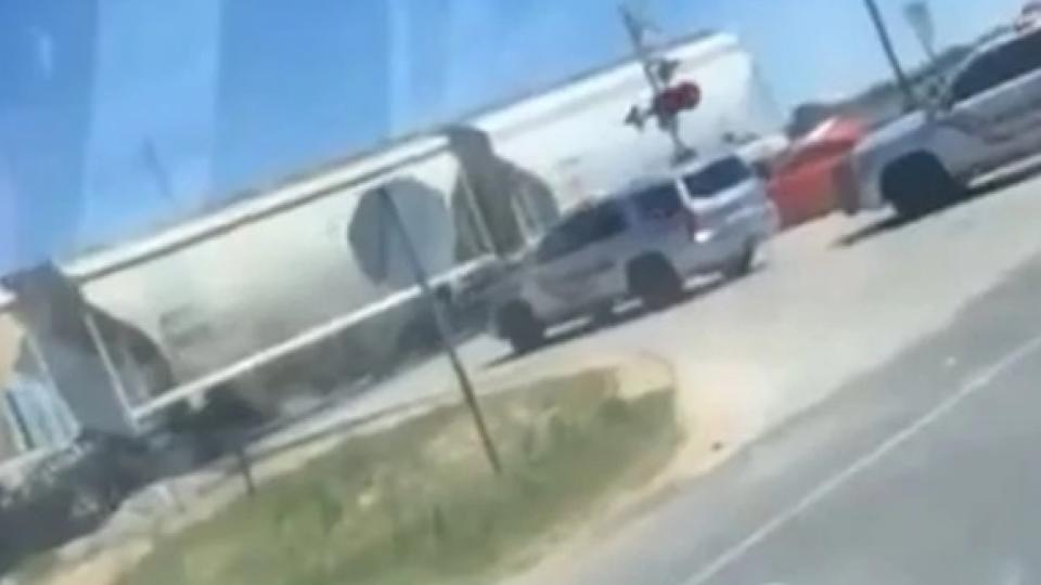 Съботна подборка от зрелищни ВИДЕА: Полицейска кола избърза на жп прелез и бе ударена от влак