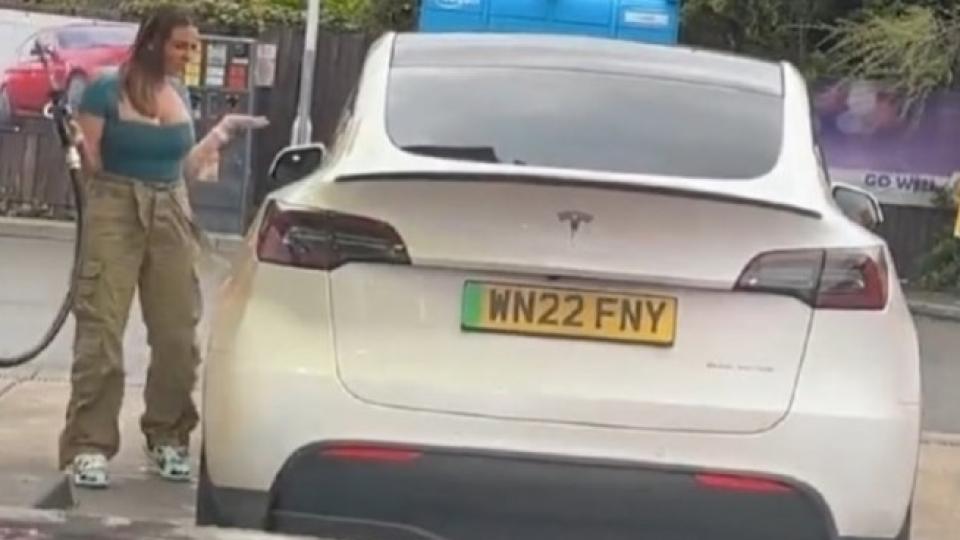 Девойка обясни защо се е опитала да зареди Tesla с бензин, намеси се и Мъск ВИДЕО