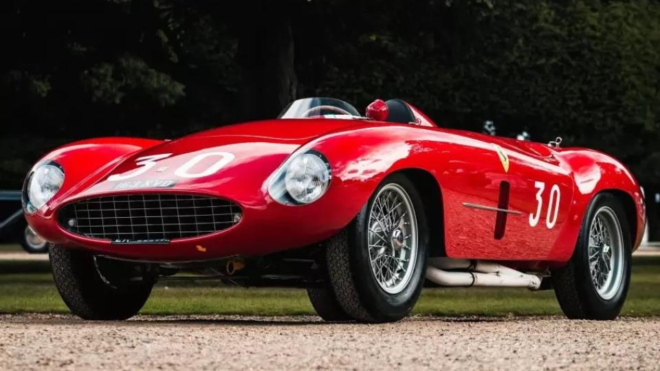 Шок: Изгорял до основи скелет на спортно Ферари се продава за 2 милиона долара СНИМКИ