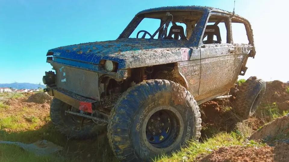 Шок: Африканци превърнаха Лада Нива в невиждано офроуд чудовище ВИДЕО