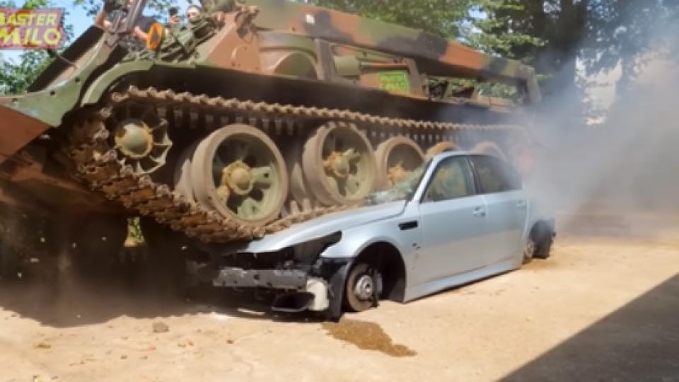 Съботна подборка от зрелищни ВИДЕА: Танк премина върху автомобил BMW и го премаза