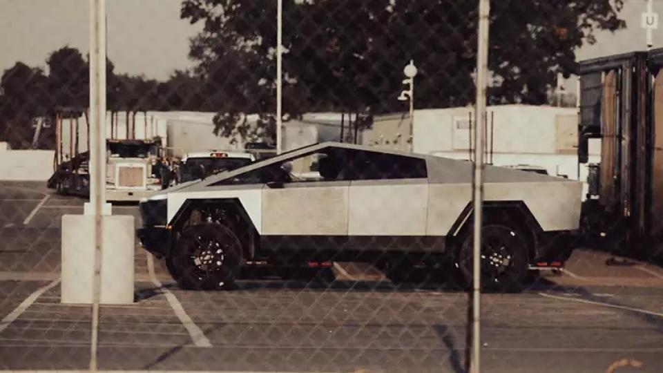 На какво е способно адаптивното окачване на Tesla Cybertruck