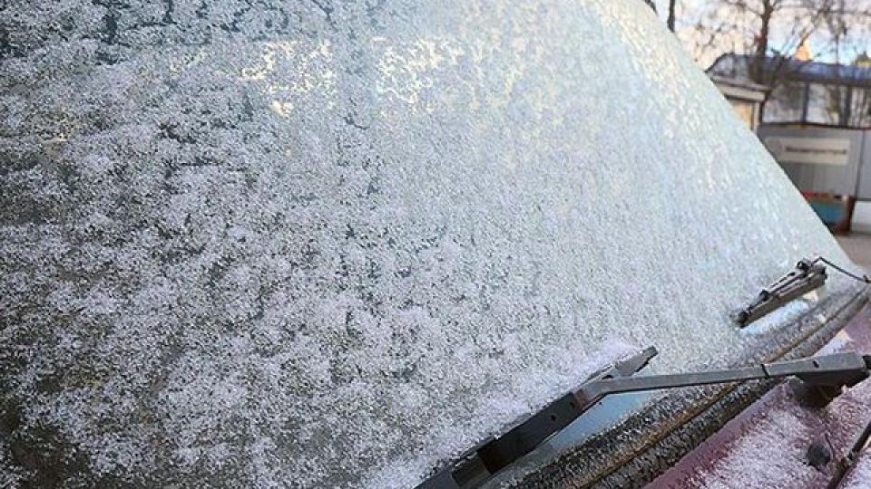 Автоексперт разкри лесни трикове за почистване на предното стъкло през зимата