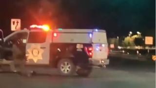 Съботна подборка от зрелищни ВИДЕА 18+: Шокиращ екшън на пътя с участието на гол мъж и полицай