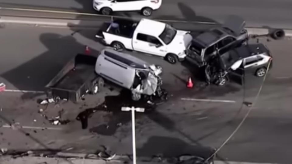 Съботна подборка от зрелищни ВИДЕА: Камион се понесе с отказали спирачки и стана страшен инцидент