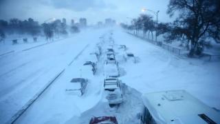 Специалисти съветват как да се кара по непочистени от сняг пътища