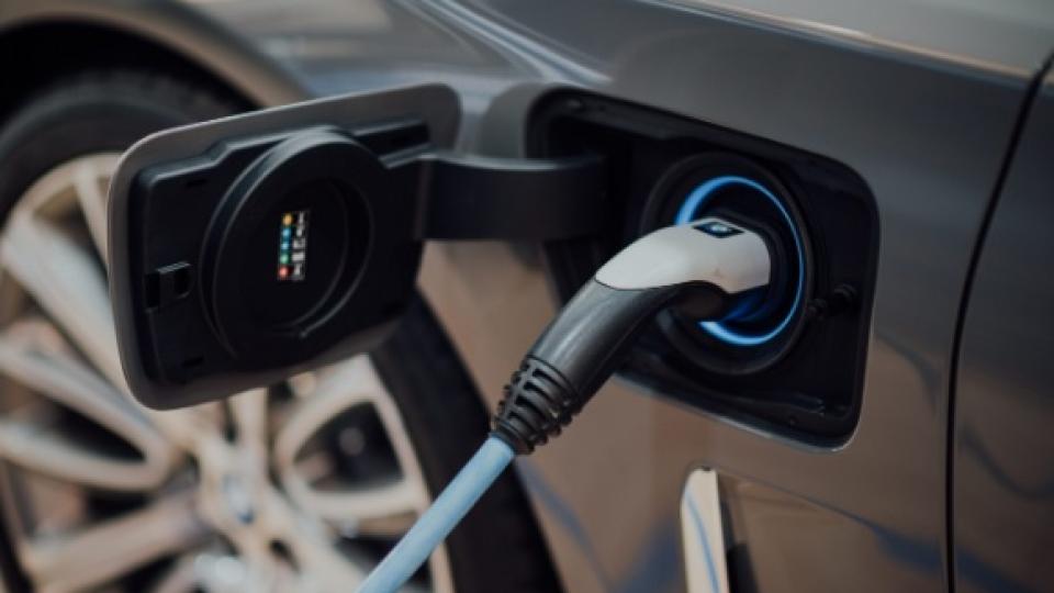 Шефът на Mazda каза само коя автокомпания има реални успехи при електрическите коли
