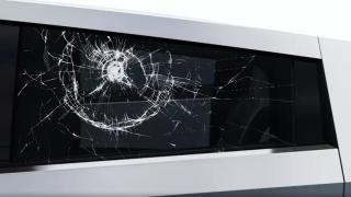 Защо Tesla предложи фабрични "пукнатини" за стъклото за Cybertruck