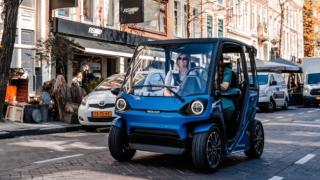 Представиха градски електромобил за $6250, който може да се движи и без да го зареждате ВИДЕО