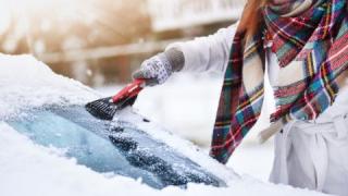 Експерт каза кога почистването на колата от лед „ще ви струва доста скъпо“