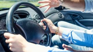 Важни съвети от специалисти за ситуации на аварийно спиране с колата