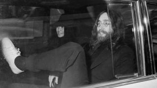 Пуснаха за продажба луксозния Mercedes на Джон Ленън СНИМКИ