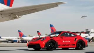 Уникална услуга: Превозват закъснелите пътници до самолета с Porsche за $240 000 ВИДЕО