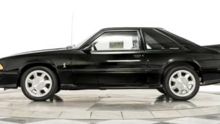 Намериха уникален Ford Mustang, стоял в гаража 30 г. и още със заводските найлони СНИМКИ