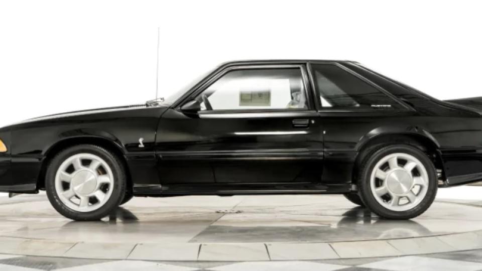 Намериха уникален Ford Mustang, стоял в гаража 30 г. и още със заводските найлони СНИМКИ
