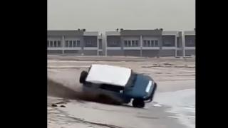 Съботна подборка от зрелищни ВИДЕА: Мъж отиде с джипа си да фучи на плажа, но ето какво се случи